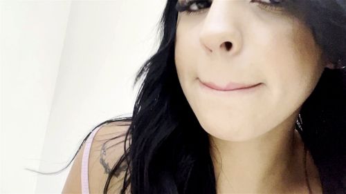 Chica tierna rebota sus grandes tetas