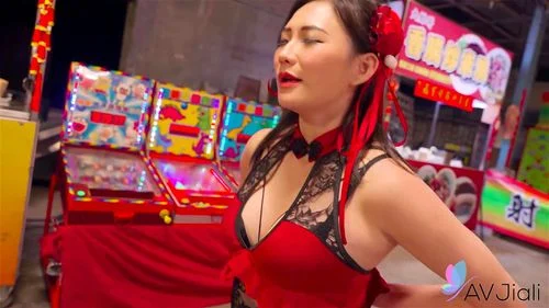 Chinese girl Mio fucked in a night market.