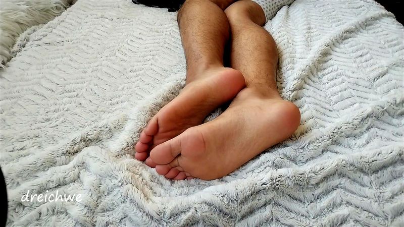Pies calientes para tu gran polla papi Pies calientes para tu gran polla papi