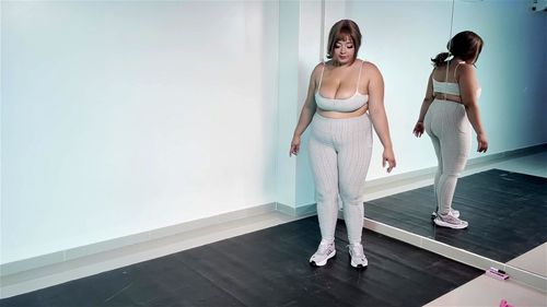 Strength porn video – Her radiant beauty shines as she exercises, displaying strength and natural sensuality.