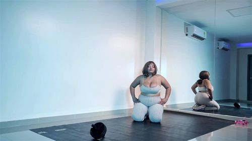 Strength porn video – Her presence in the gym is an example that beauty and strength go hand in hand.