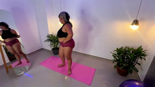 Strength porn video – Her presence in the gym is an example that beauty and strength go hand in hand.