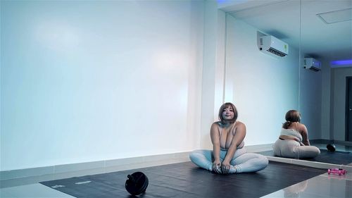 Strength porn video – She challenges stereotypes, showing that sensuality is also strength and character.