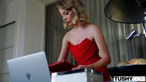 Одержимая аналом шпионка TUSHY Bella Spark обладает особым набором навыков