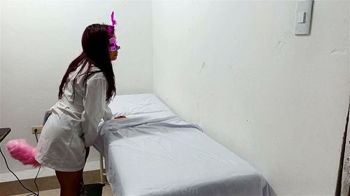 Doctora porn video – Enfermera se queda tocándose con un plug anal