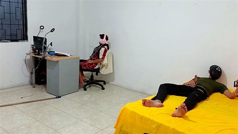 con mi polla dura y mi cuñada a los lados con mi polla dura y mi cuñada a los lados