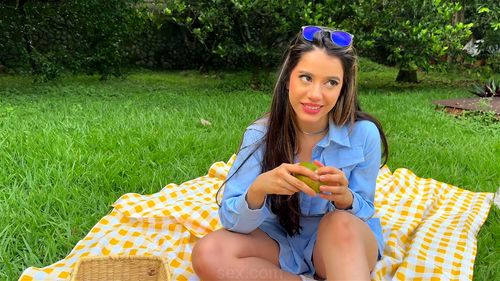 Relax porn video – Picnic afternoon, with lots of fruit and excellent energy.
