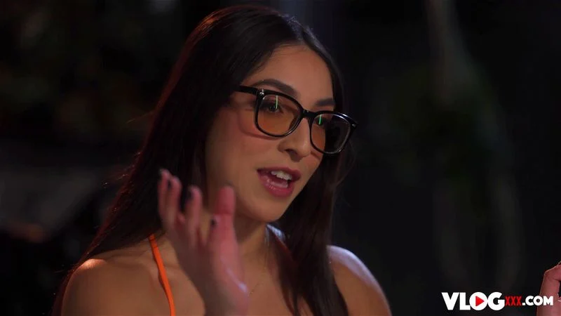 Flirty Babe Madison Wilde Uses Her Charms To Attract Attention