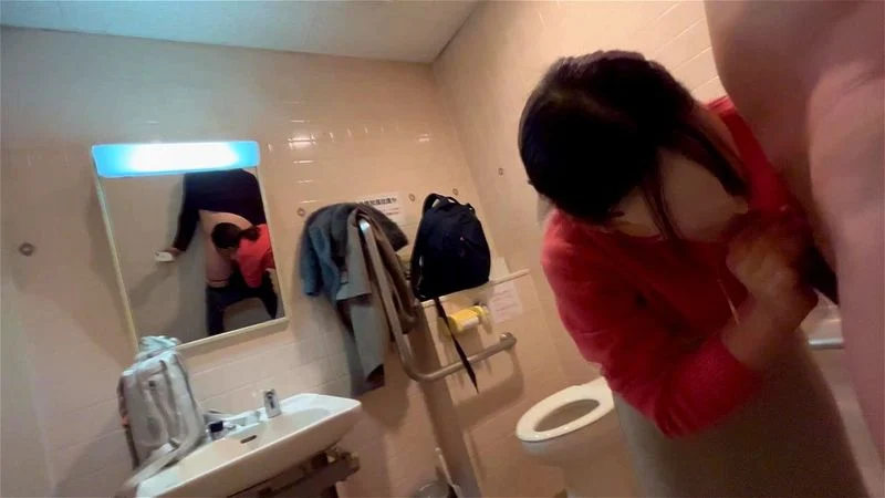 公衆トイレでフェラ