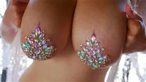 アダルトコンテンツ：動画の説明。日本語に翻訳する動画の説明を提供してください。