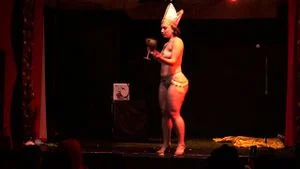 Thick Burlesque dancer [2/6]