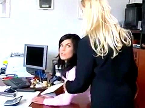 Lesbiche in Ufficio: Un incontro passionale tra due donne mature in un ambiente di lavoro. Scopri l'eccitazione segreta e la tensione erotica tra colleghi. Video Porno - SpankBang