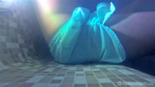 フットジョブ in ホットタブ エロ動画 - SpankBang