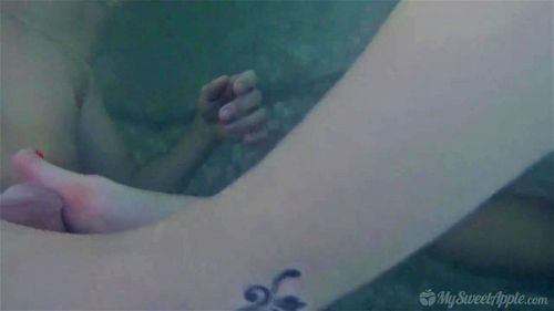 フットジョブ in ホットタブ エロ動画 - SpankBang