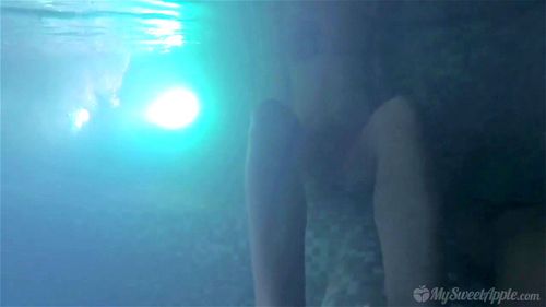 フットジョブ in ホットタブ エロ動画 - SpankBang