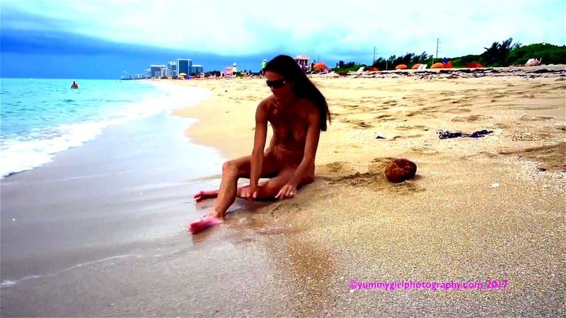 Nude bikini girl Nude bikini girl