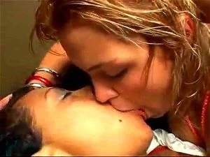 Bras kissing anteprima