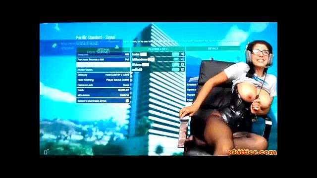 Gamer girl LiveCleo plays GTAV with ohmibod in her pussy