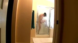 filglio spia la madre mentre fa la doccia