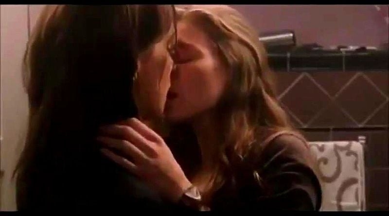 katie cassidy & tracy spiridakos steamy lesbian scene!!