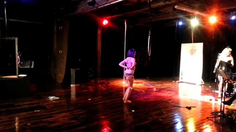 Sexy hula hooper shows off her amazing body Sexy hula hooper shows off her amazing body