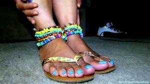 Pretty Ebony feet in sandals.