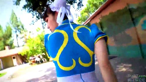 Balrog contra Chun-Li em um confronto épico. Duas forças poderosas se enfrentam em um embate intenso e dominante. Assista à ação explosiva enquanto os rivais lutam pela supremacia. Vídeo pornô - SpankBang