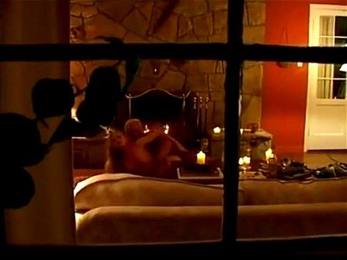 Disfruta de una experiencia única en la casa del placer, donde los amantes se reúnen en un ambiente de pasión y sensualidad. Descubre un mundo de deseos atrevidos y escenas íntimas que estimulan tus sentidos. Prepárate para una aventura inolvidable llena de lujuria y emoción entre adultos. Video Porno - SpankBang