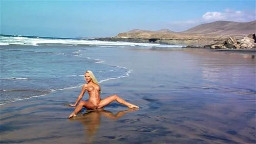 Naked beach babes thumbnail