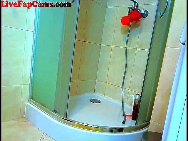 Teen Webcam Girl Orgasms With Showerhead