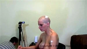 haircut_baldHead küçük resim