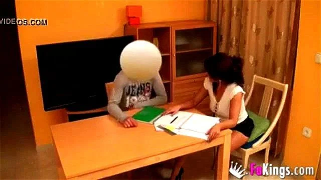 Maestra española se folla a su alumno virgen