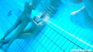 parejas teniendo sexo en la piscina