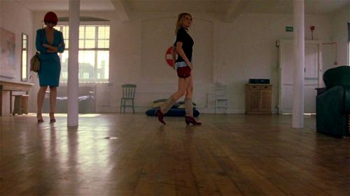 Um clássico do cinema erótico italiano de Tinto Brass. Descubra cenas sensuais e atmosferas sedutoras que definiram uma época. Com atrizes maduras em papéis provocantes, este filme oferece uma experiência visual rica em paixão e estilo. Perfeito para os amantes do gênero que buscam conteúdo adulto refinado e elegante. Vídeo pornô - SpankBang