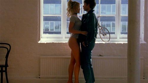 Um clássico do cinema erótico italiano de Tinto Brass. Descubra cenas sensuais e atmosferas sedutoras que definiram uma época. Com atrizes maduras em papéis provocantes, este filme oferece uma experiência visual rica em paixão e estilo. Perfeito para os amantes do gênero que buscam conteúdo adulto refinado e elegante. Vídeo pornô - SpankBang
