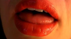 Red lips and dirty words (CLOSE UP)