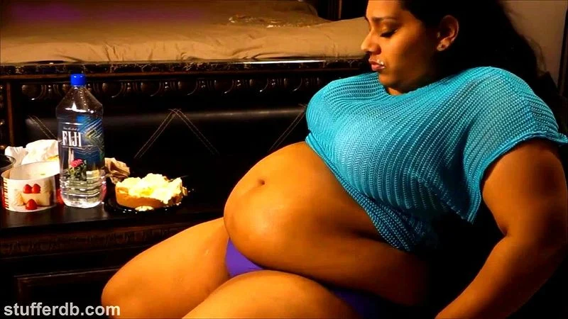 BBW gorges on cake BBW gorges on cake