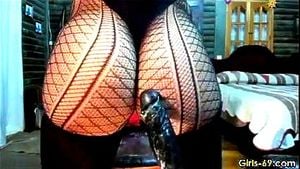 hot girl shaking her fat ass on webcam