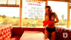 Рыжая байкерша устроила стриптиз в кафе - порно видео