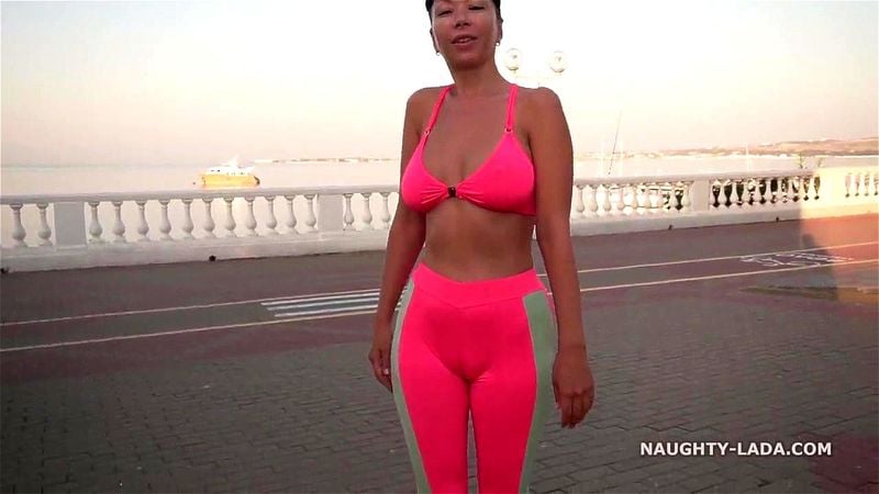 Jogger shows tits