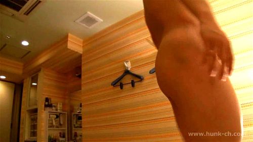 Sensuele en intense scène met een jonge vrouw en een oudere man die hun passie verkennen. Porno Video - SpankBang