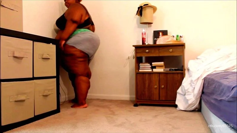 SSBBW Yaya walking