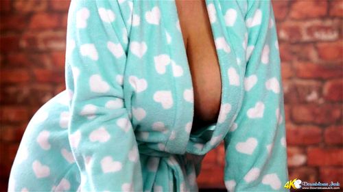 downblouse cleaning cleavage