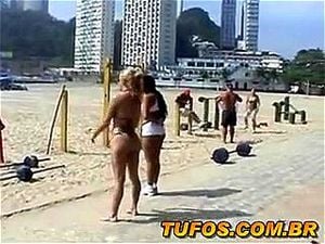 loira e morena exibindo na praia