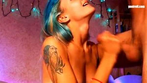 Deutsches Tattoo Punkgirl in die Maulfotze gefickt