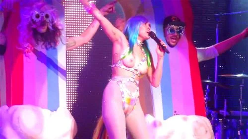 Nudist Singing - Watch Famous Singer - Miley Cyrus, Nude Singer, Weird Shirt Porn - SpankBang