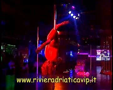 striptease, public, Michelle Ferrari, blonde