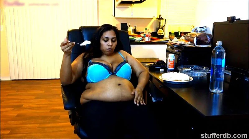 Desi Rose BBW pie stuffing Desi Rose BBW pie stuffing