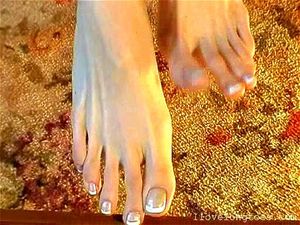 long toes thumbnail