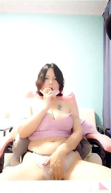 Femme aux formes plantureuses se masturbant Vidéo Porno - SpankBang
